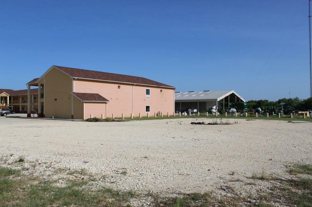 Horizon Inn & Suites Pearsall Екстериор снимка