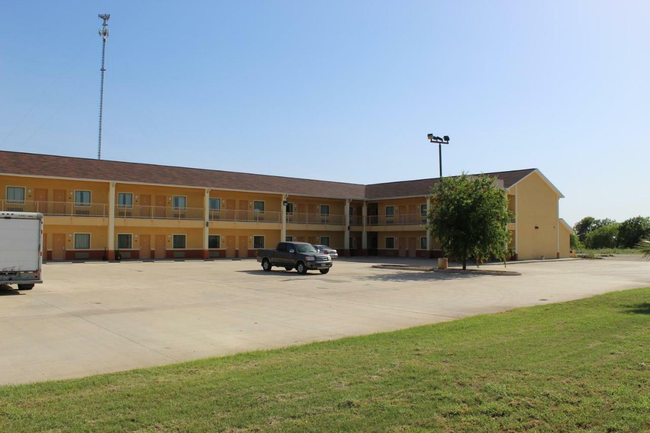 Horizon Inn & Suites Pearsall Екстериор снимка