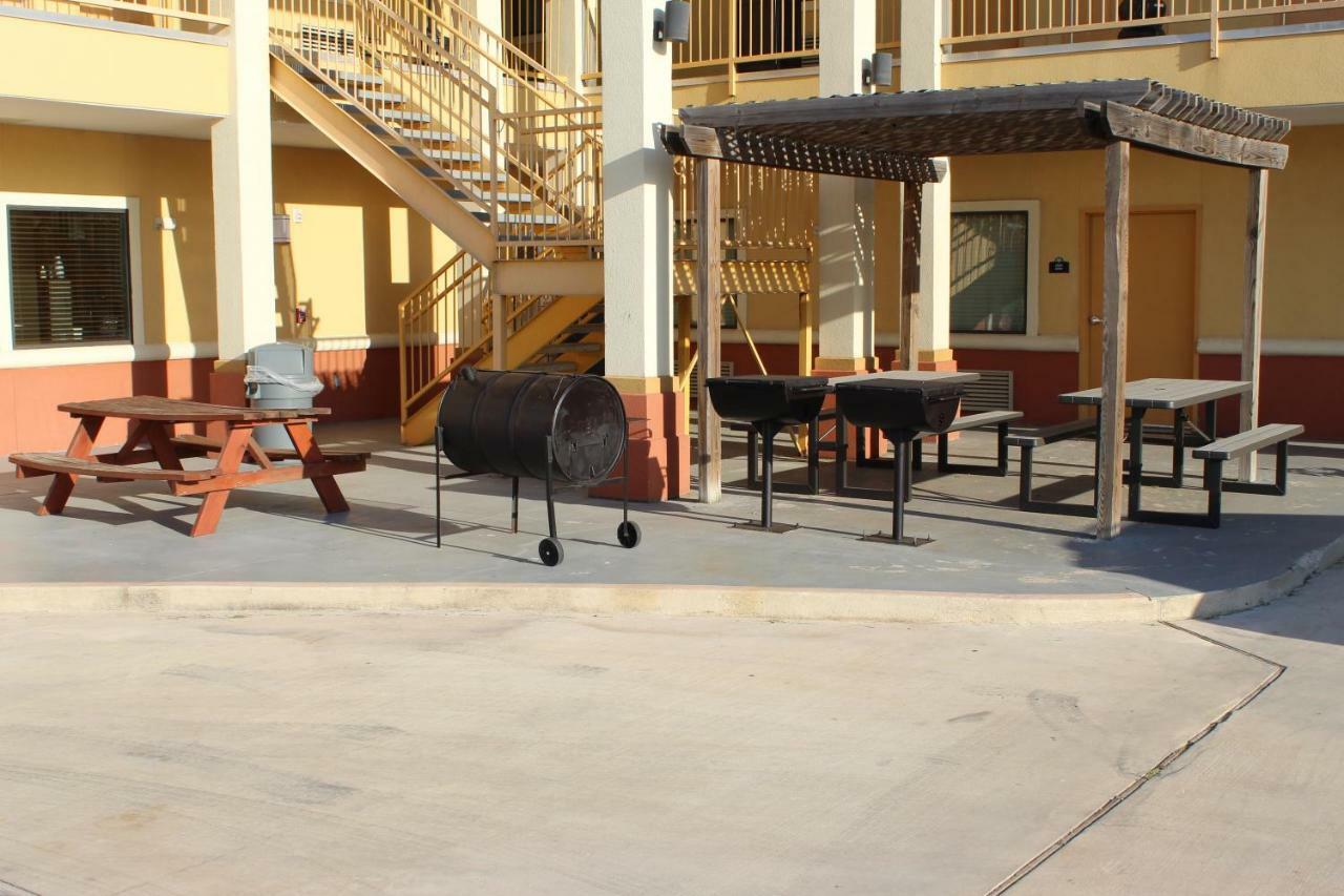 Horizon Inn & Suites Pearsall Екстериор снимка