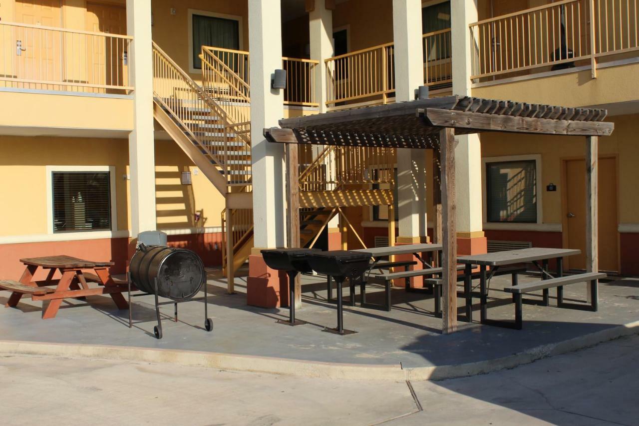 Horizon Inn & Suites Pearsall Екстериор снимка